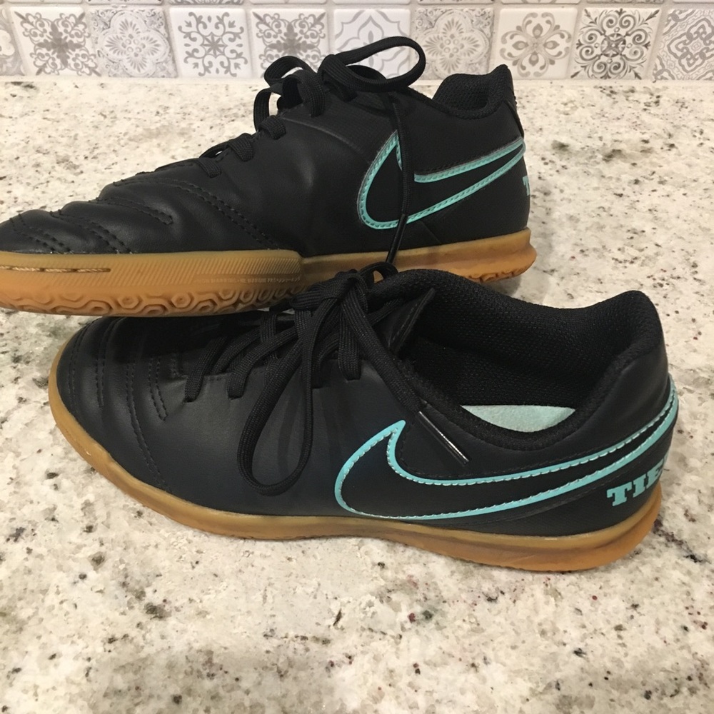 Soccer cleats - indoor